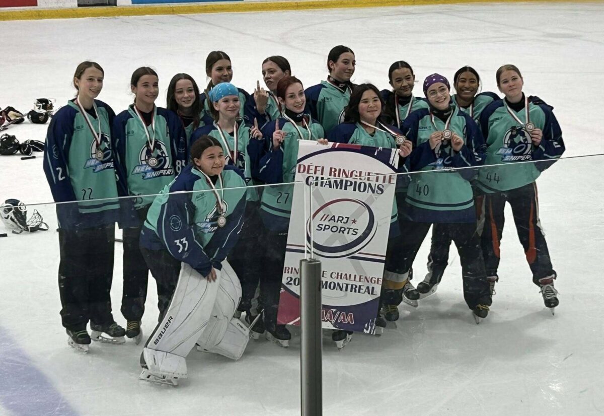 Tewehshon Nelson and her team taking the pose after winning the gold medal at the Défi Ringuette Championships last weekend.