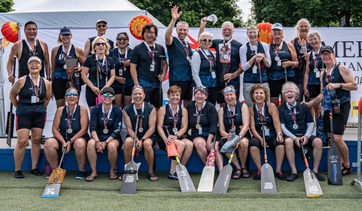 The 22Dragons dragon boat club posing togheter with their medals.
