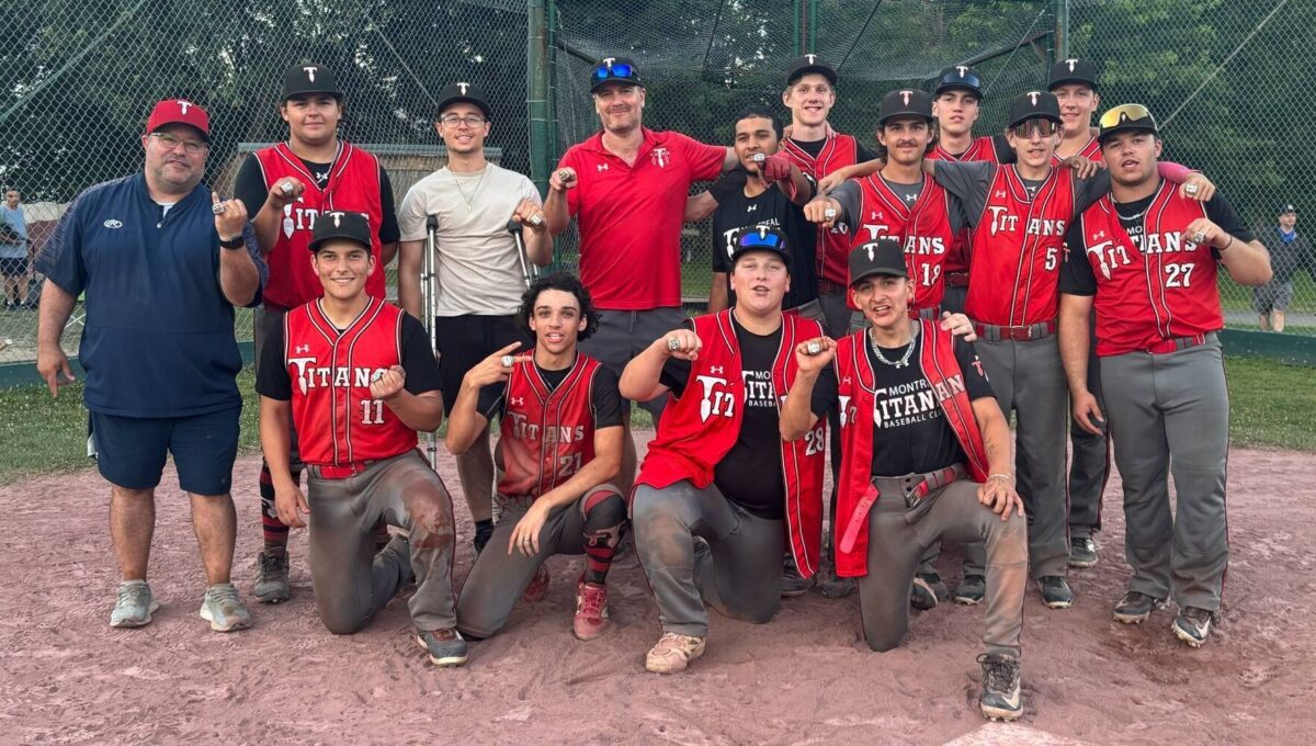 U17 Montreal Titans posing with their rings.