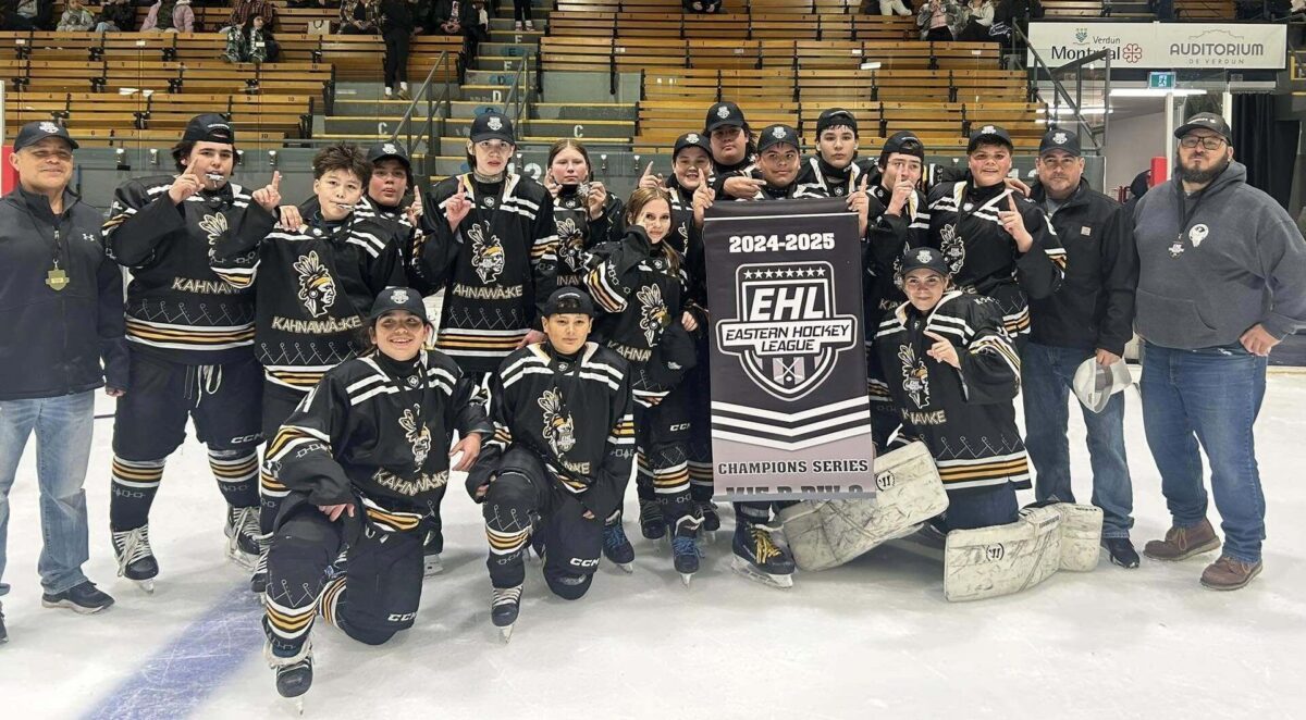 U15B Mohawks team posing for a team picture