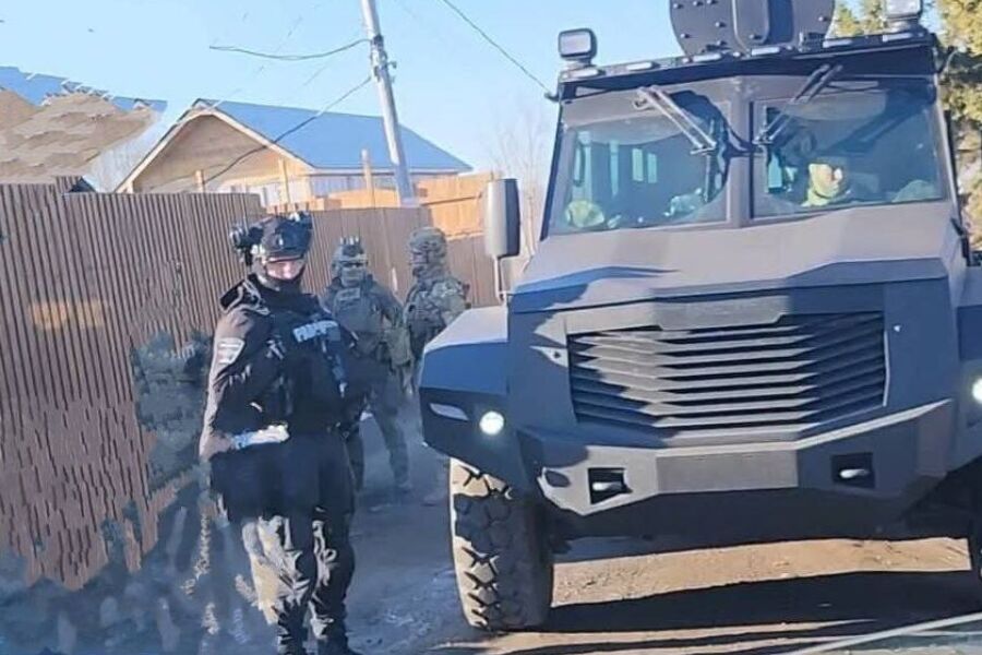 Swat team arriving on site of the intervention.
