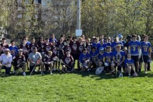 Kahnawake Survival School’s and Howard S. Billings teams posing togheter after the game.