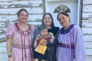 Photo of Otsitsaónwe Gaspe, right, her daughters Kahentanoron Beaver, left, and Karihohetstha Cupples, middle.