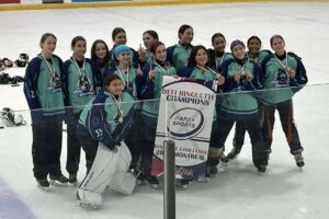 Tewehshon Nelson and her team taking the pose after winning the gold medal at the Défi Ringuette Championships last weekend.