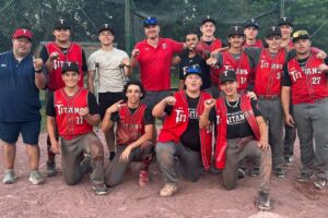 U17 Montreal Titans posing with their rings.