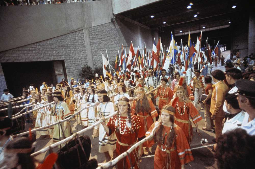 Montreal 1976 OG, Closing ceremony - The show. Entrance of the procession of Native Americans and athletes.
