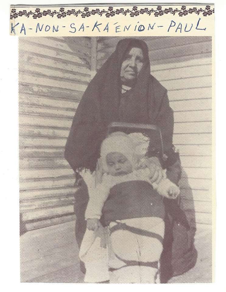 Sarot Kanonsaka’enion Paul and her granddaughter Charlotte Paul-Deer circa 1915. (Courtesy KORLCC)